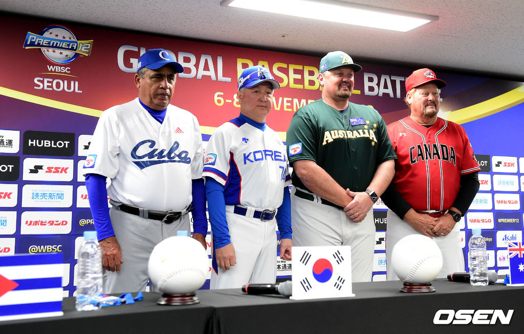 쿠바 미구엘 보로토 감독, 한국 김경문 감독, 호주 데이브 닐슨 감독, 캐나다 어니 휘트 감독이 포토타임을 하고 있다. /jpnews@osen.co.kr