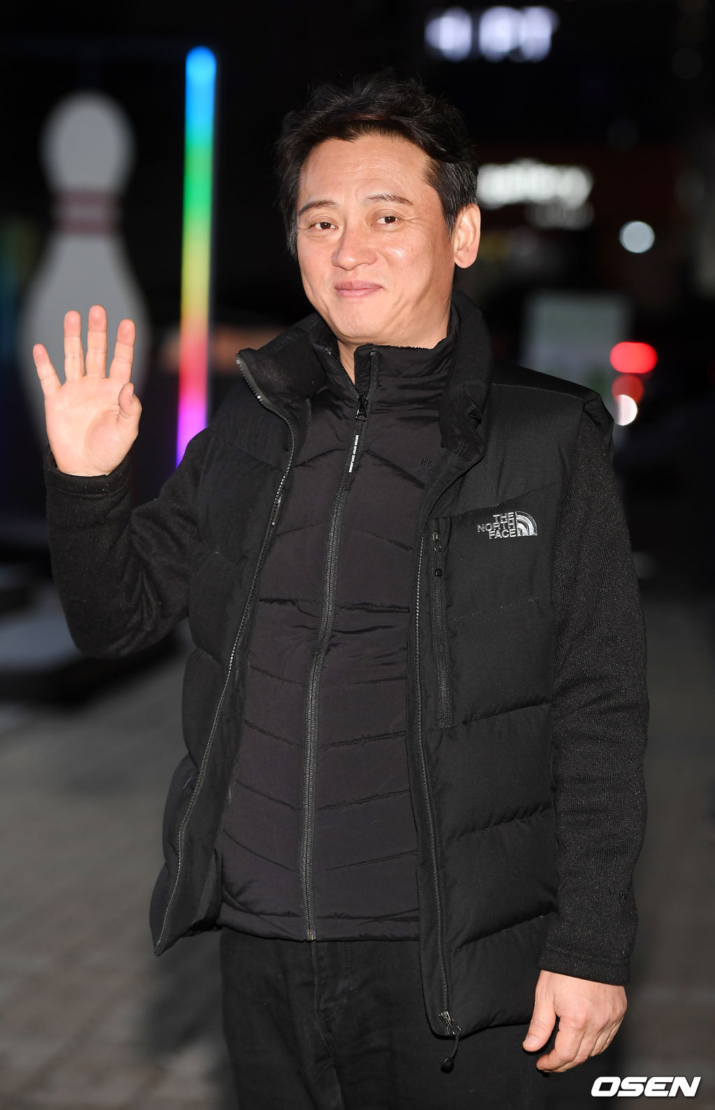 15일 오후 서울 강남구 논현동의 한 식당에서 진행된 MBC 수목드라마 '내 뒤에 테리우스' 종방연 파티에서 배우 김병옥이 입장하며 포즈를 취하고 있다./ rumi@osen.co.kr