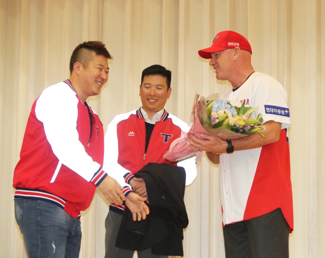 KIA 간판타자 최형우가 5일 맷 윌리엄스 감독의 취임식에서 꽃다발을 전해주며 축하하고 있다./OSEN DB
