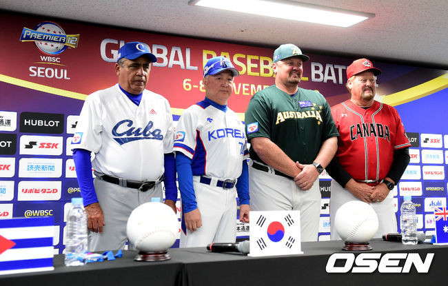 쿠바 미구엘 보로토 감독, 한국 김경문 감독, 호주 데이브 닐슨 감독, 캐나다 어니 휘트 감독이 포토타임을 하고 있다. /jpnews@osen.co.kr