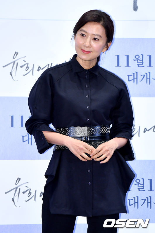 5일 오후 서울 자양동 롯데시네마 건대입구에서 영화 ‘윤희에게’ (감독 임대형) 언론시사회가 열렸다.  배우 김희애가 참석해 포토타임을 하고 있다. /dreamer@osen.co.kr