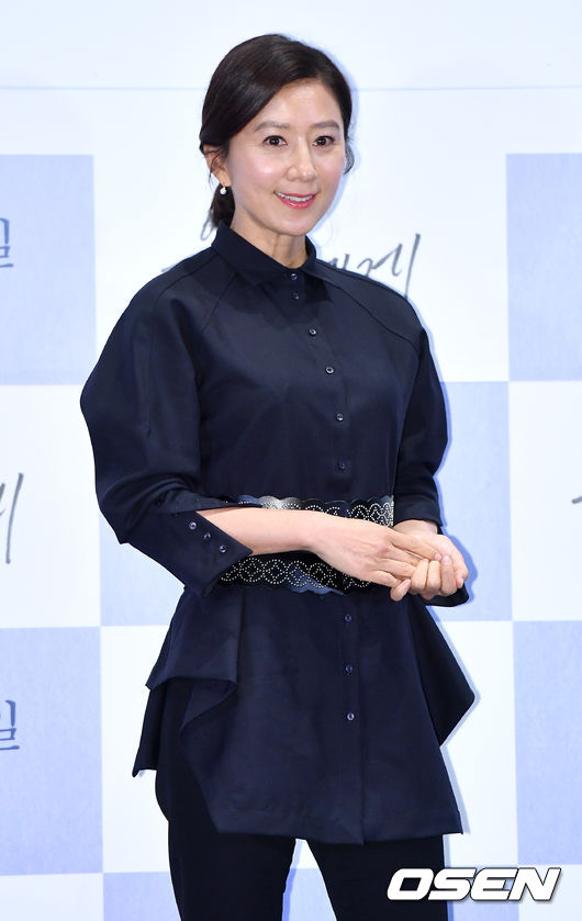 5일 오후 서울 자양동 롯데시네마 건대입구에서 영화 ‘윤희에게’ (감독 임대형) 언론시사회가 열렸다.  배우 김희애가 참석해 포토타임을 하고 있다. /dreamer@osen.co.kr