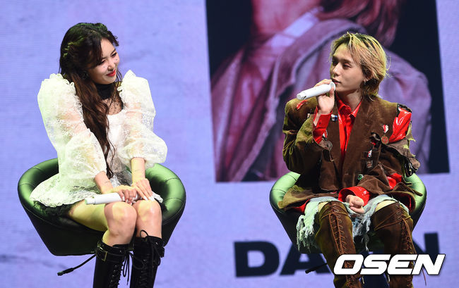 현아가 던의 칭찬에 미소 짓고 있다/  soul1014@osen.co.kr