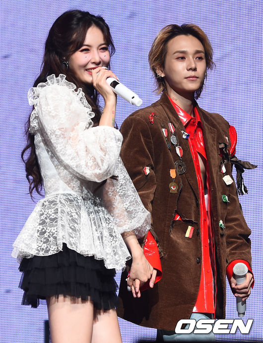 현아와 던이 손을 잡고 퇴장하고있다. /  soul1014@osen.co.kr