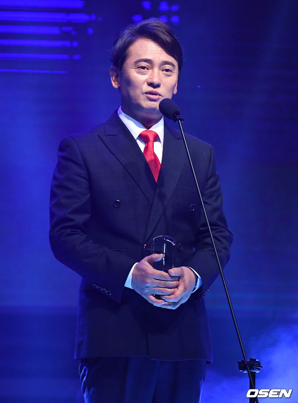 19일 오후 서울 장충체육관에서 '2016 신스틸러 페스티벌'이 열렸다.  배우 김병옥이 수상소감을 말하고 있다. /sunday@osen.co.kr