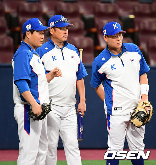 양의지, 박세혁이 진갑용 코치와 훈련을 지켜보고 있다. /jpnews@osen.co.kr