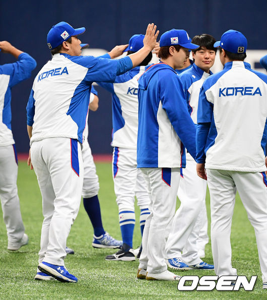 김현수, 박건우 등이 스트레칭을 하며 이야기를 나누고 있다. /jpnews@osen.co.kr