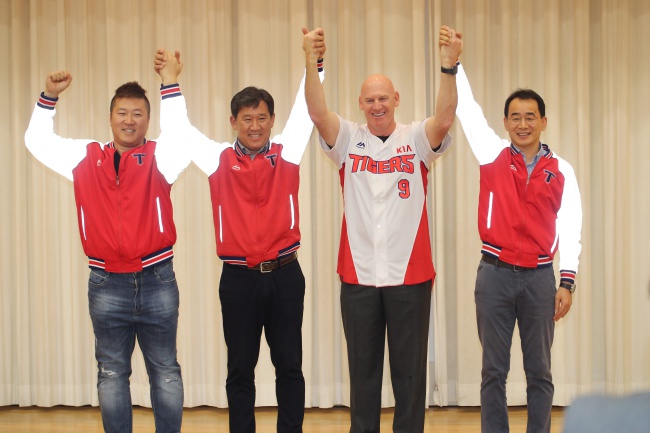 KIA 간판타자 최형우, 조계현 단장, 맷 윌리엄스 감독, 이화원 대표(왼쪽부터)./KIA 타이거즈 제공