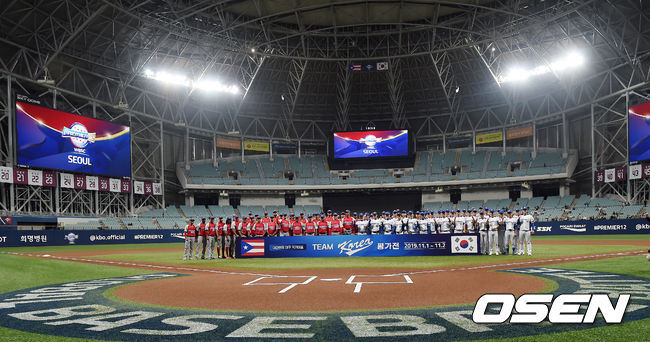 김경문 감독이 이끄는 프리미어12 대표팀이 첫 공식 평가전을 승리로 장식했다. 한국은 1일 고척 스카이돔에서 열린 푸에르토리코 대표팀과의 첫 평가전에서 4-0 완승을 장식했다.경기에 앞서 양팀 선수단이 기념촬영을 하고 있다. /youngrae@osen.co.kr