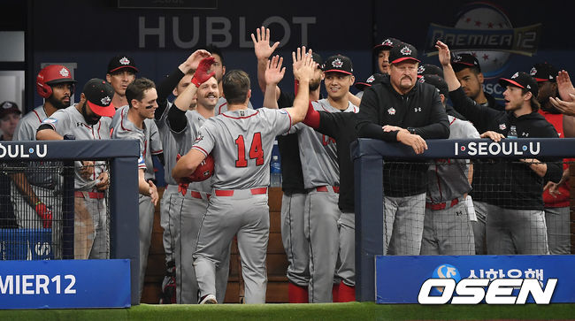 4회초 무사 2루 캐나다 에릭 우드가 마이클 샌더스의 안타로 득점을 올린 뒤 기뻐하고 있다. /youngrae@osen.co.kr