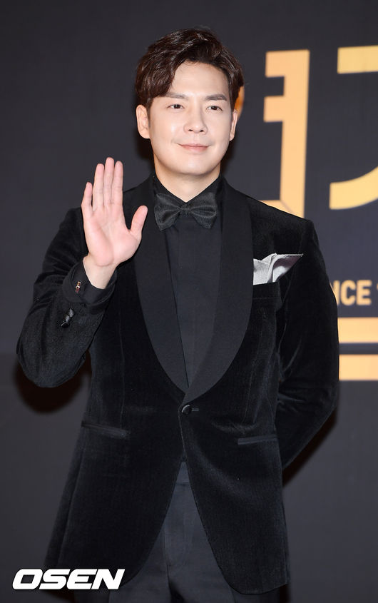 31일 오후 서울 영등포구 여의도 KBS홀 야외광장에서 진행된 '2018 KBS 연기대상' 포토월 행사에서 배우 강은탁이 포토타임을 갖고 있다./ rumi@osen.co.kr