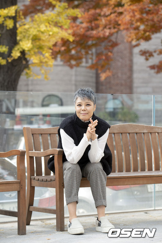 6일 오후 서울 중구 광화문 한 음식점에서 가수 이은미의 데뷔 30주년 기자간담회가 진행됐다.가수 이은미가 기자간담회에 앞서 포즈를 취하고 있다. /cej@osen.co.kr