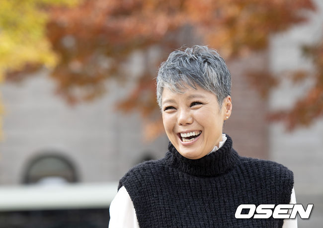 6일 오후 서울 중구 광화문 한 음식점에서 가수 이은미의 데뷔 30주년 기자간담회가 진행됐다.가수 이은미가 기자간담회에 앞서 포즈를 취하고 있다. /cej@osen.co.kr