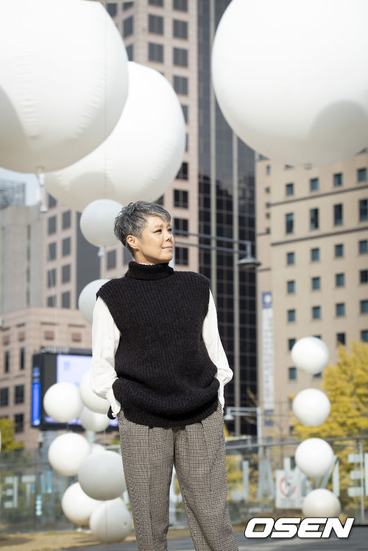 6일 오후 서울 중구 광화문 한 음식점에서 가수 이은미의 데뷔 30주년 기자간담회가 진행됐다.가수 이은미가 기자간담회에 앞서 포즈를 취하고 있다. /cej@osen.co.kr