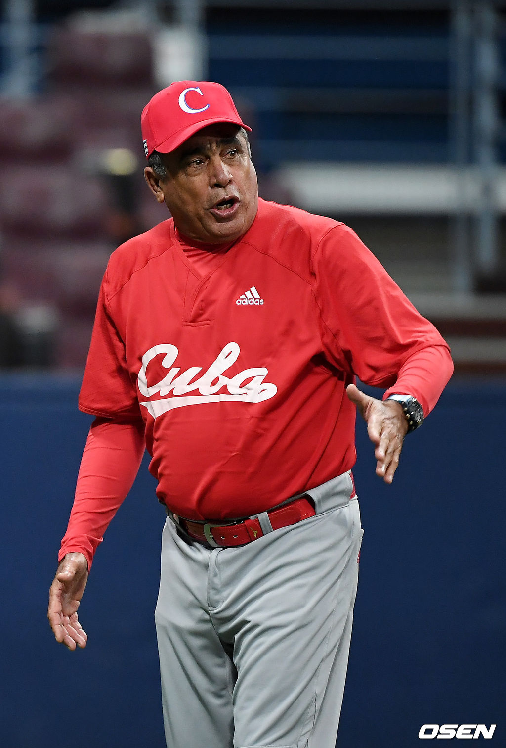4회초 무사 1루 쿠바 미구엘 보로토 감독이 캐나다 마이클 샌더스의 2루수 세이프 판정에 어필하고 있다. /youngrae@osen.co.kr