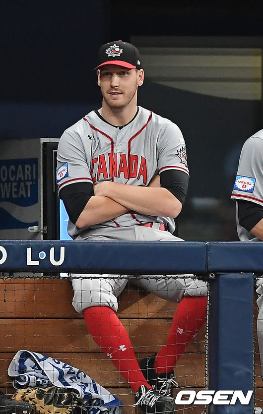 캐나다 다익손이 경기를 지켜보고 있다. /youngrae@osen.co.kr