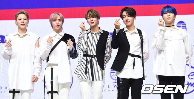 원팀이 타이틀곡 ‘메이크 디스(Make This)’ 무대를 마친 뒤 포토타임을 하고 있다. /dreamer@osen.co.kr