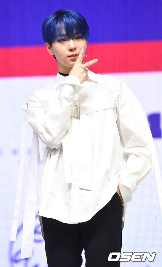 원팀 정훈이 타이틀곡 ‘메이크 디스(Make This)’ 무대를 마친 뒤 포토타임을 하고 있다. /dreamer@osen.co.kr