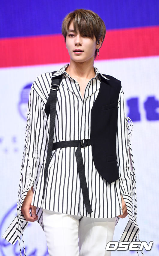 원팀 제현이 타이틀곡 ‘메이크 디스(Make This)’ 무대를 마친 뒤 포토타임을 하고 있다. /dreamer@osen.co.kr