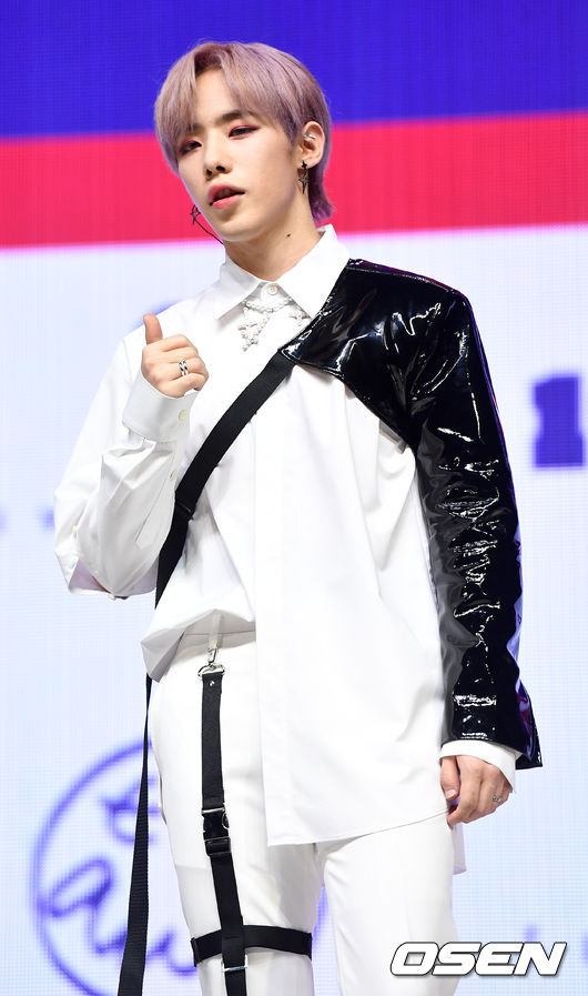 원팀 진우가 타이틀곡 ‘메이크 디스(Make This)’ 무대를 마친 뒤 포토타임을 하고 있다. /dreamer@osen.co.kr