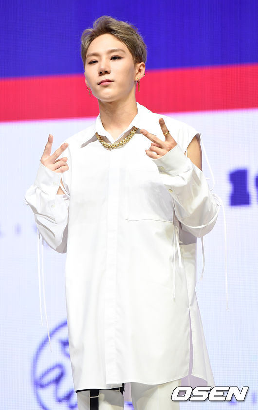 원팀 BC가 타이틀곡 ‘메이크 디스(Make This)’ 무대를 마친 뒤 포토타임을 하고 있다. /dreamer@osen.co.kr