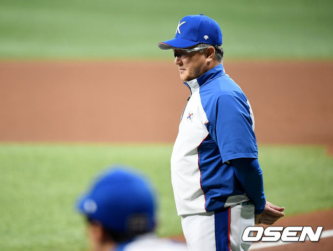 한국 김경문 감독이 훈련을 지켜보고 있다. /youngrae@osen.co.kr