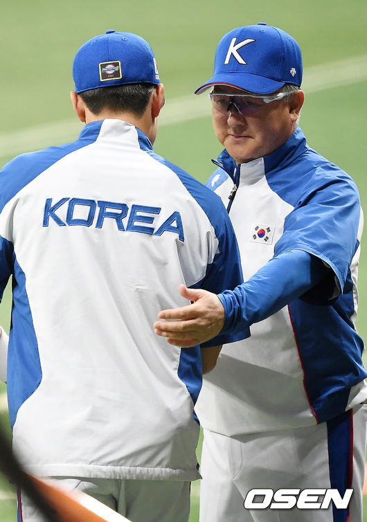 한국 김경문 감독이 박세혁과 이야기를 나누고 있다. /youngrae@osen.co.kr