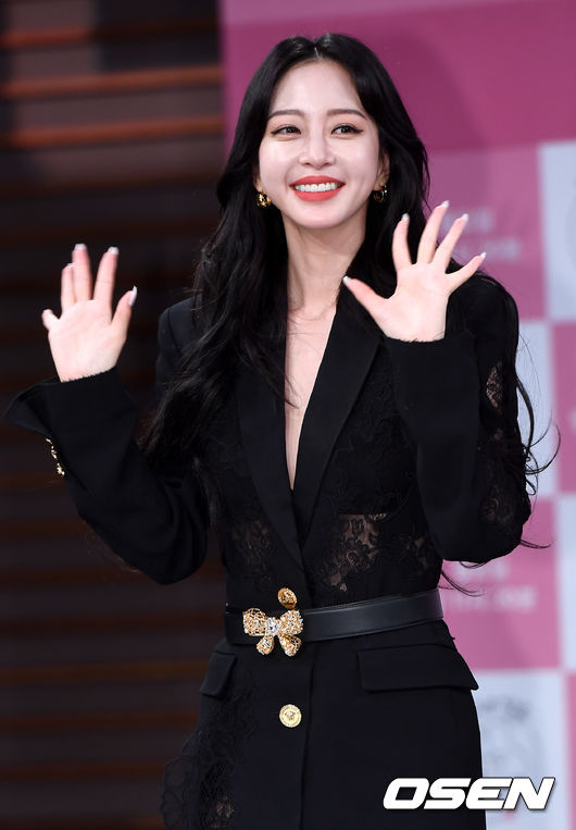 배우 한예슬이 참석해 취재진과의 질의응답을 마친 뒤 인사하고 있다. /dreamer@osen.co.kr