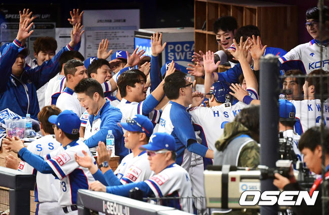 2회말 1사 1루에서 한국 김현수가 민병헌의 1타점 적시 2루타에 홈을 밟고 동료선수들과 기뻐하고 있다. /jpnews@osen.co.kr