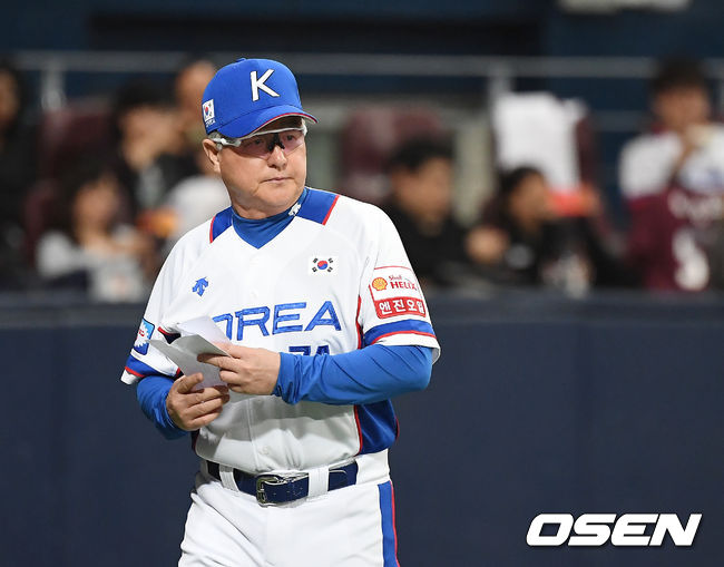 6회말 무사 1루 한국 김경문 감독이 1루 김재환을 대주자 김상수로 교체한 뒤 더그아웃으로 들어가고 있다. /youngrae@osen.co.kr