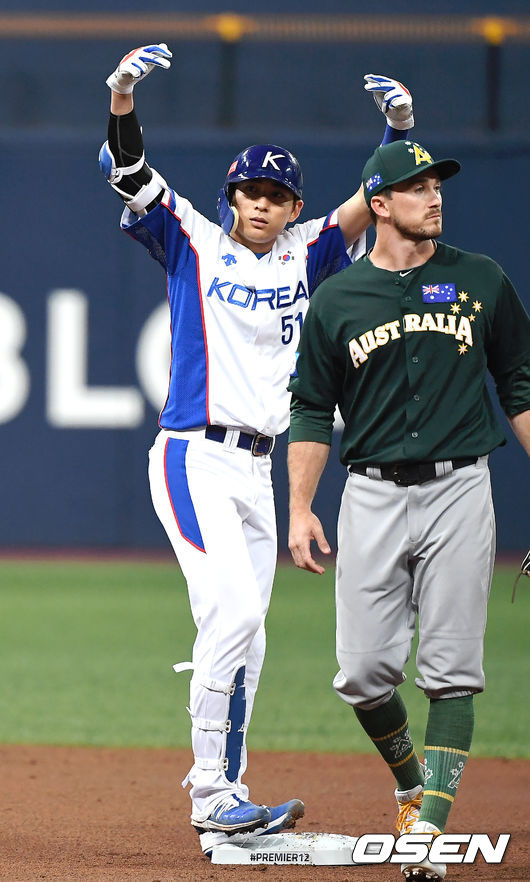 1회말 2사 한국 이정후가 2루타를 때려낸 뒤 세레머니를 하고 있다. /youngrae@osen.co.kr