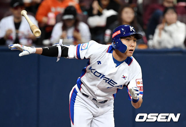 1회말 2사 한국 이정후가 2루타를 때려내고 있다. /youngrae@osen.co.kr