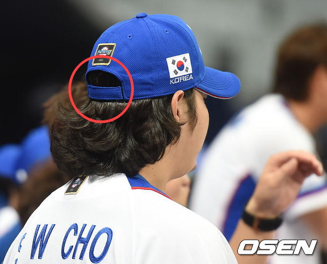 6일 호주와의 경기에 앞서 찍찍이가 달린 새 모자를 쓴 조상우. /youngrae@osen.co.kr