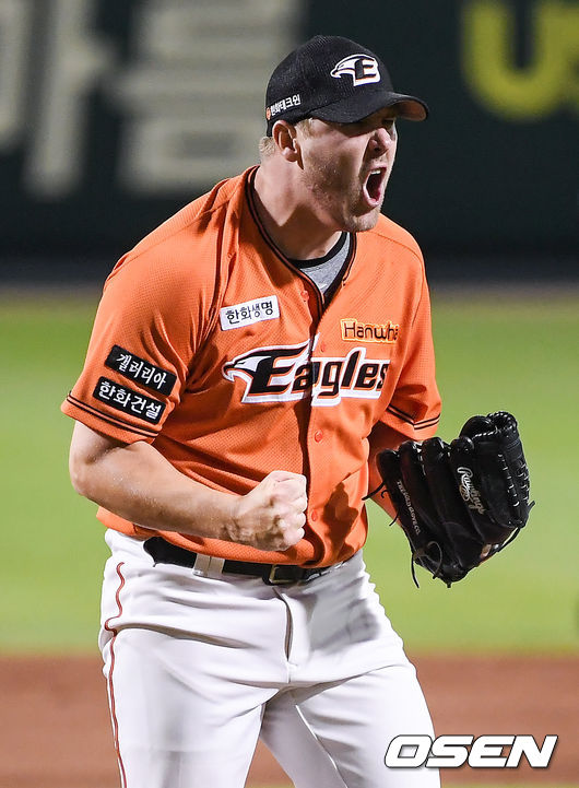 8회초 KT 공격을 막은 한화 선발투수 서폴드가 환호하며 더그아웃으로 들어가고 있다. / soul1014@osen.co.kr