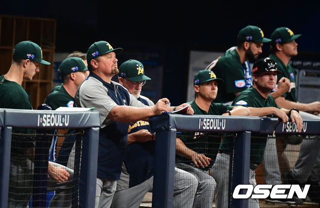 6회말 호주 데이비드 닐슨 감독이 경기를 지켜보고 있다. /jpnews@osen.co.kr