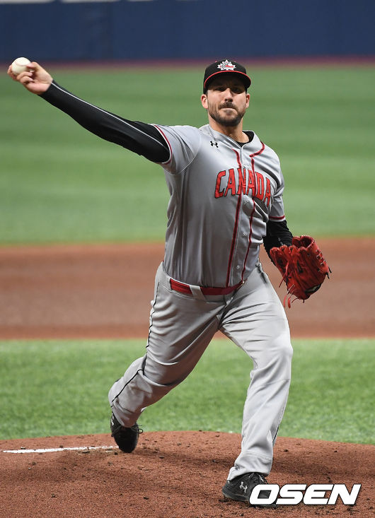 1회말 캐나다 필립 오몽이 역투하고 있다. /youngrae@osen.co.kr