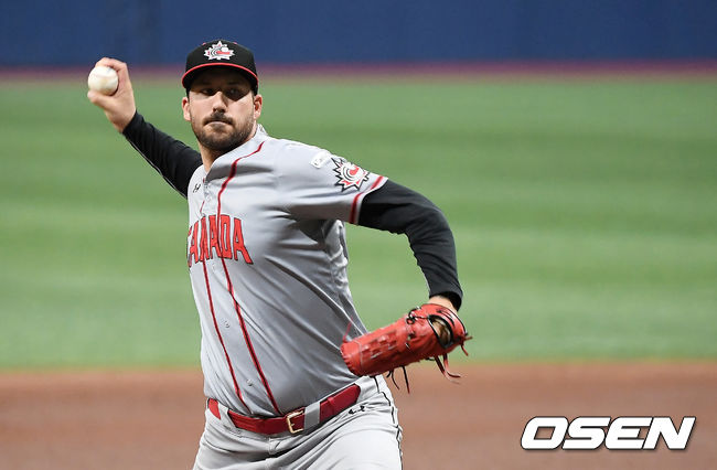 1회말 캐나다 필립 오몽이 역투하고 있다. /youngrae@osen.co.kr