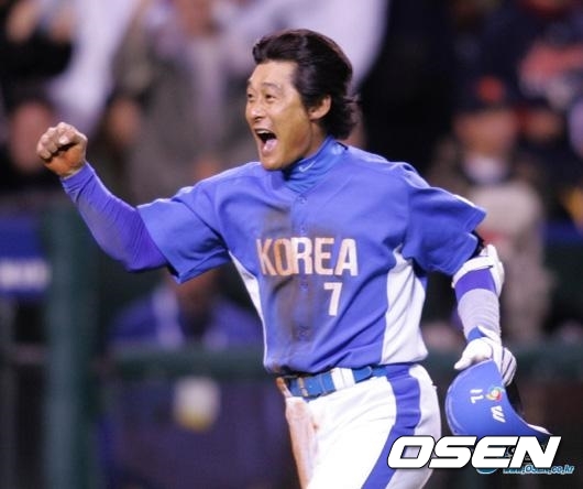 2006년 WBC 8강 일본전에서 8회초 이종범이 적시타를 치고 3루까지 뛰다 아웃됐지만 주먹을 불끈 쥐고 덕아웃으로 뛰어오고 있다. /spjj@osen.co.kr
