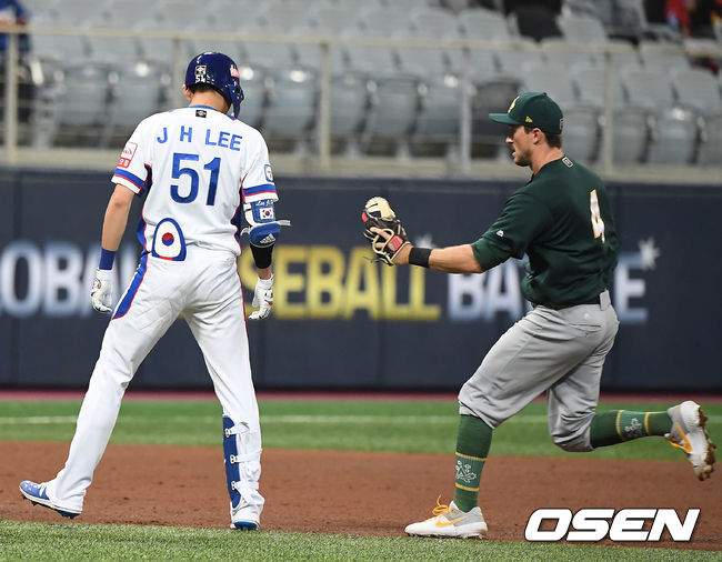 3회말 무사 1루 한국 이정후가 안타를 때린 뒤 2루까지 진루 한 뒤 오버런으로 아웃당하고 있다. /youngrae@osen.co.kr