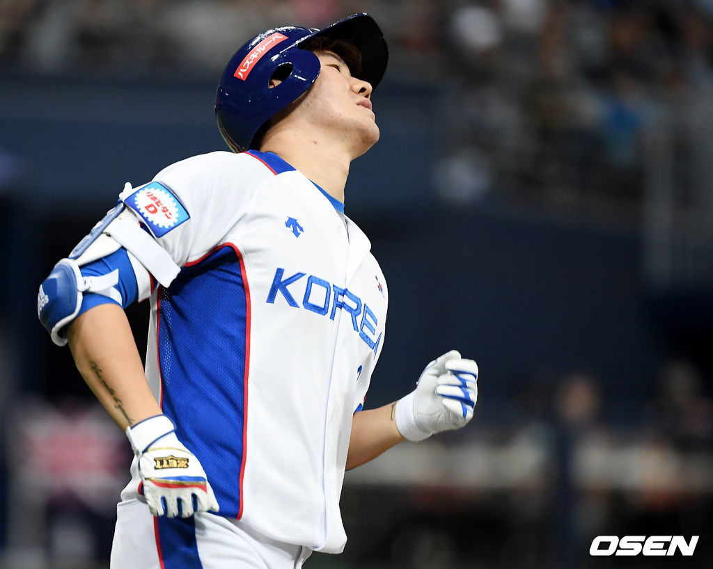 4회말 2사 1,2루 한국 박민우가 중견수 뜬공으로 물러난 뒤 아쉬워하고 있다. /youngrae@osen.co.kr