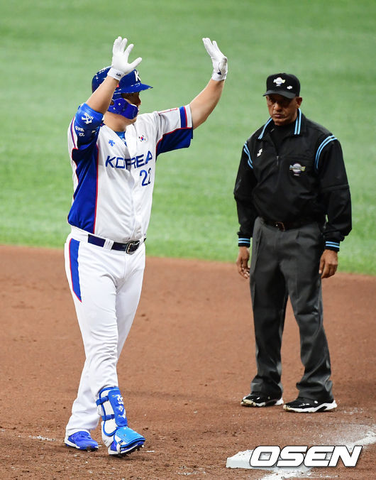 2회말 1사 2루에서 한국 김현수가 1타점 적시타를 날리고 기뻐하고 있다. /jpnews@osen.co.kr