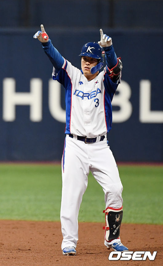 2회말 1사 1루 한국 민병헌이 적시 2루타를 때려낸 뒤 세레머니를 하고 있다. /youngrae@osen.co.kr