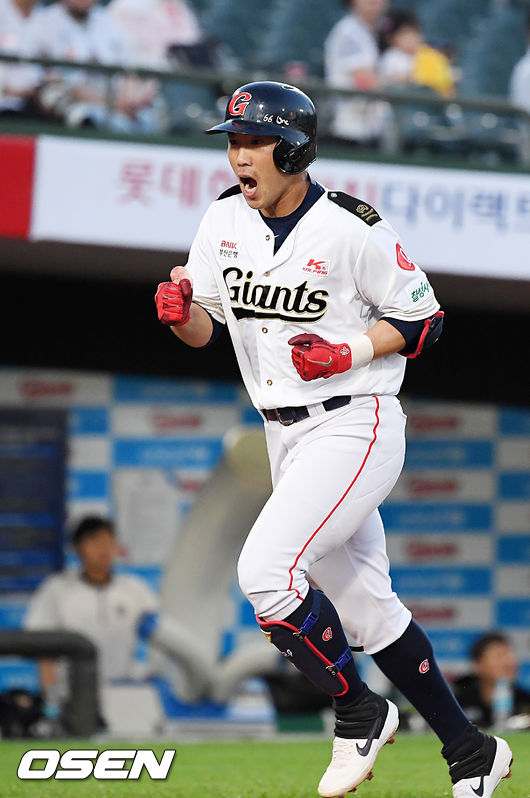 3회말 1사 롯데 전준우가 좌월 동점 솔로홈런을 날린 후 그라운드를 돌고 있다. /rumi@osen.co.kr