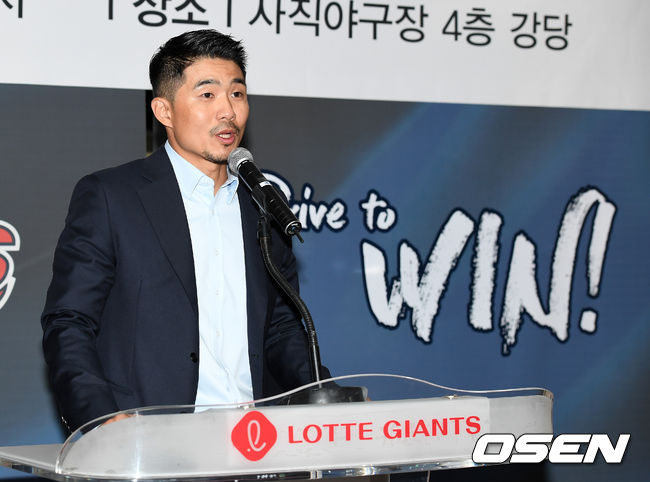 1일 오전 부산 사직야구장에서 프로야구 롯데 자이언츠 허문회 신임 감독 취임식이 열렸다.롯데 성민규 단장이 축사를 하고 있다. /sunday@osen.co.kr