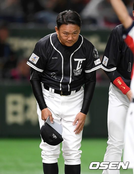 경기에 앞서 대만 홍이중 감독이 인사를 하고 있다./ spjj@osen.co.kr
