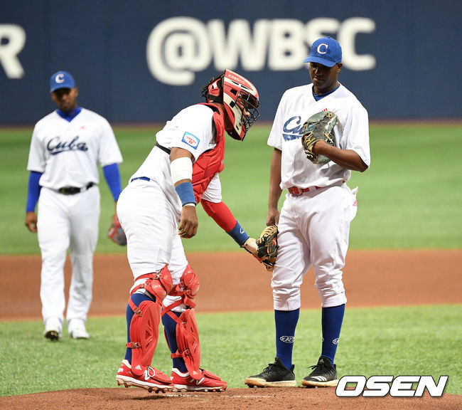 7일 오후 서울 고척스카이돔에서 '2019 세계야구소프트볼연맹(WBSC) 프리미어12' 예선 C조 호주와 쿠바 경기가 열렸다.1회초 무사 만루에서 쿠바 선발투수 블라디미르 바뇨스가 마운드를 내려가고 있다. /sunday@osen.co.kr
