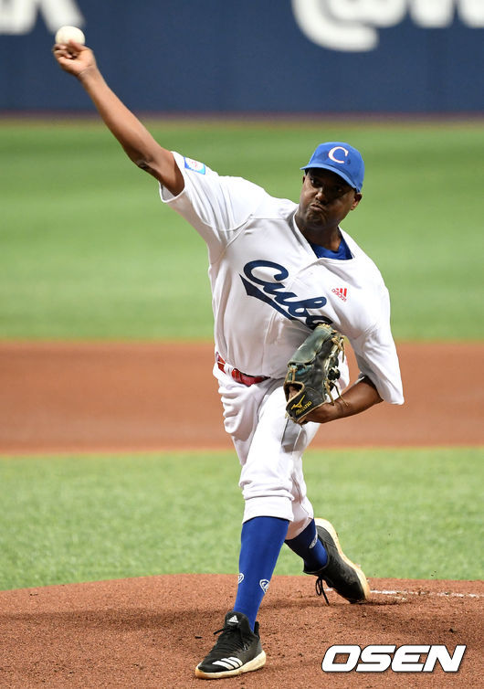 7일 오후 서울 고척스카이돔에서 '2019 세계야구소프트볼연맹(WBSC) 프리미어12' 예선 C조 호주와 쿠바 경기가 열렸다.1회초 무사에서 쿠바 선발투수 블리디미르 바뇨스가 역투하고 있다. /sunday@osen.co.kr