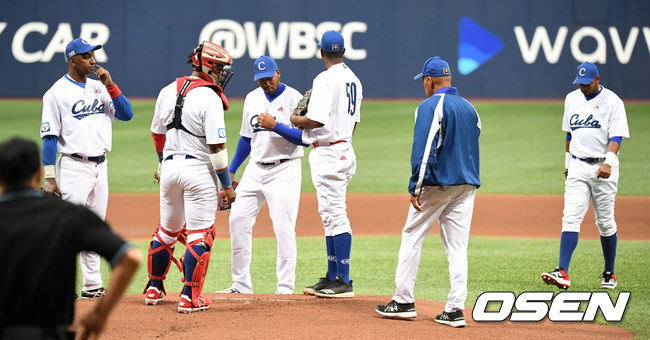 7일 오후 서울 고척스카이돔에서 '2019 세계야구소프트볼연맹(WBSC) 프리미어12' 예선 C조 호주와 쿠바 경기가 열렸다.1회초 무사 1,2루에서 쿠바 선수들이 마운드에 모여 이야기를 나누고 있다. /sunday@osen.co.kr