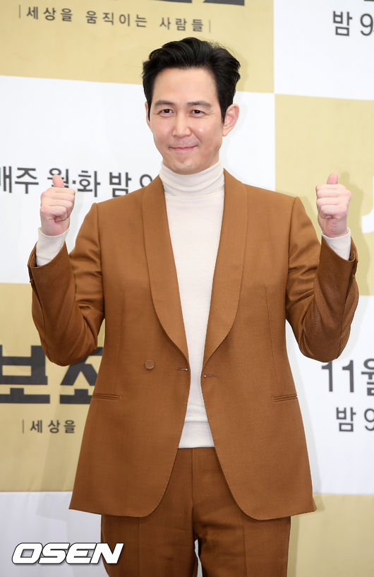  이정재가 무대 위로 입장하며 포즈를 취하고 있다./ rumi@osen.co.kr