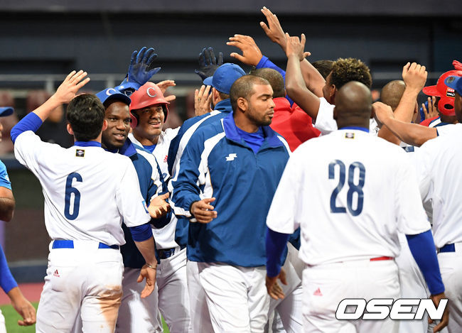 전날(6일) 캐나다에 0-3 패배를 당했던 쿠바는 일단 1승1패로 전적을 맞추며 한국과의 일전에서 슈퍼라운드 진출을 노려볼 수 있게 됐다. 한편, 전날 한국에 0-5 완패를 당했던 호주는 오프닝라운드 전적 2패에 머물며 탈락 위기에 몰렸다.10회말 1사 만루에서 쿠바 그라시알의 끝내기 희생플라이 때 홈을 밟은 알라르콘이 동료들과 환호하고 있다. /sunday@osen.co.kr